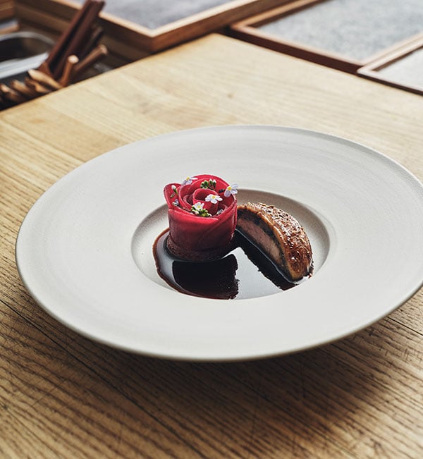 Ida Bauhn tillagar ett vaktelbröst och en ros på rödbetor.