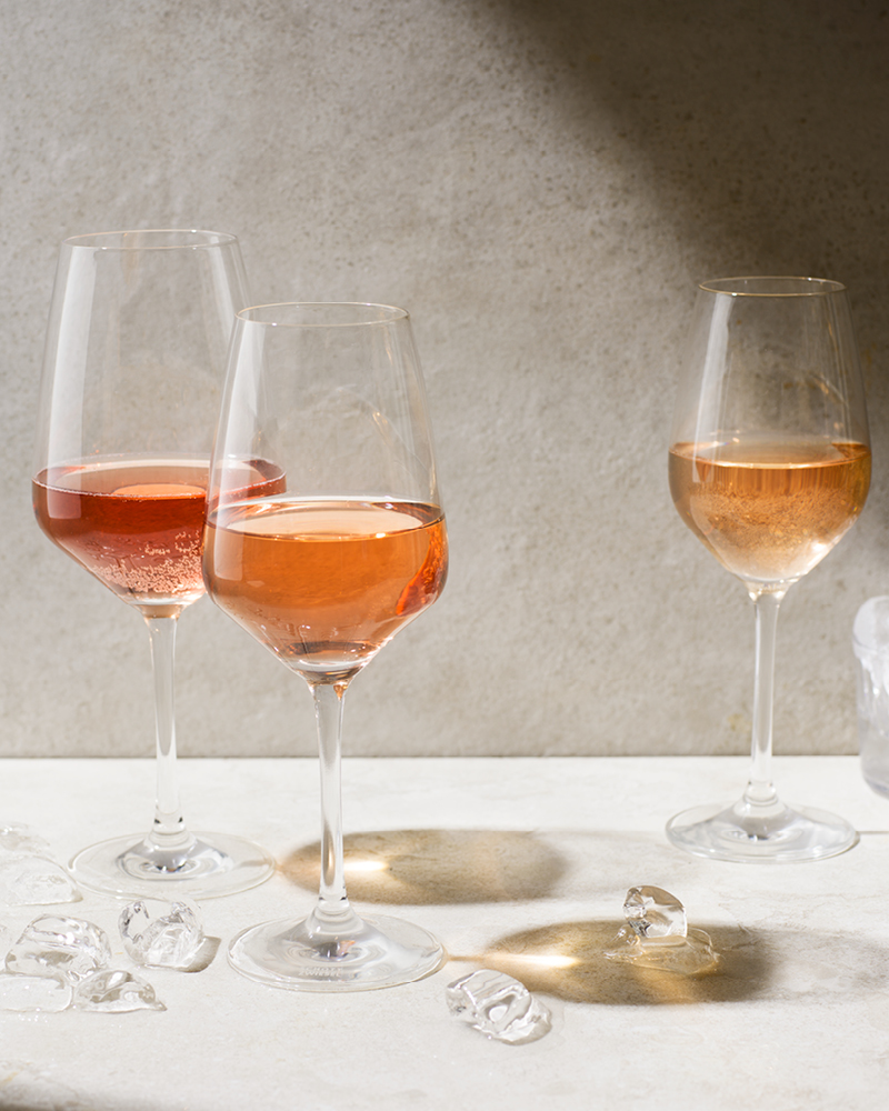 Glasets utformning handlar om att presentera vinet på bästa sätt. Ett vitvinsglas med en smalare kupa passar bäst till lätta rosé och en större kupa på glaset är att föredra till ett kraftigare rosé. 