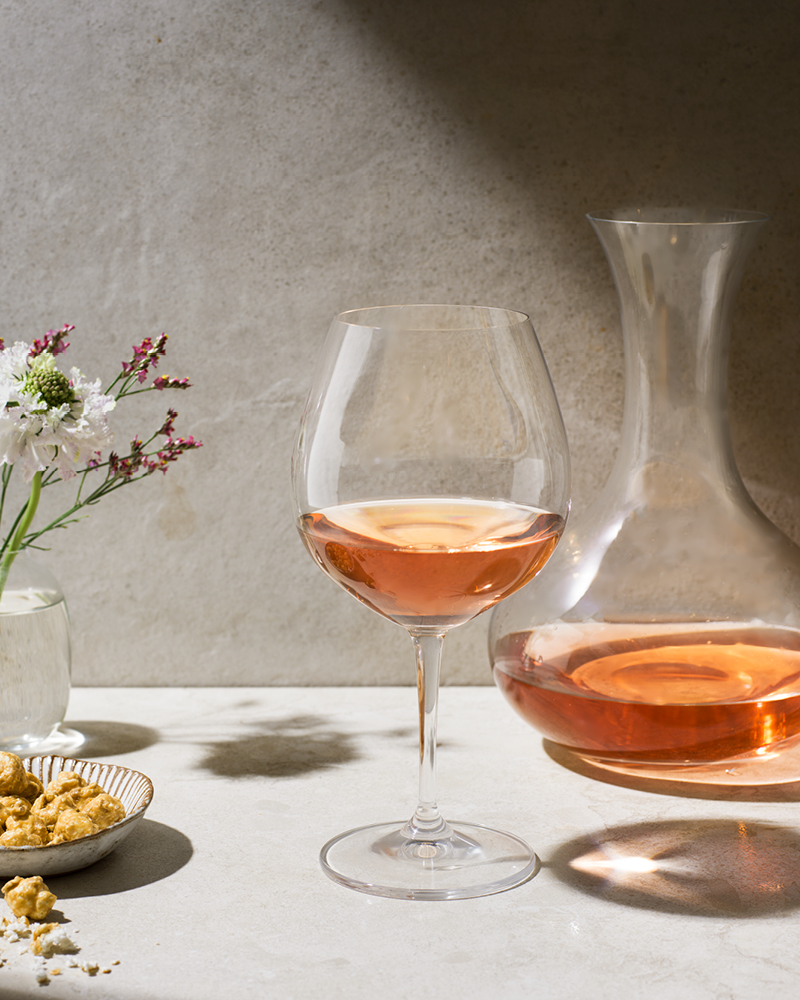 Glasets utformning handlar om att presentera vinet på bästa sätt. Ett vitvinsglas med en smalare kupa passar bäst till lätta rosé och en större kupa på glaset är att föredra till ett kraftigare rosé. 