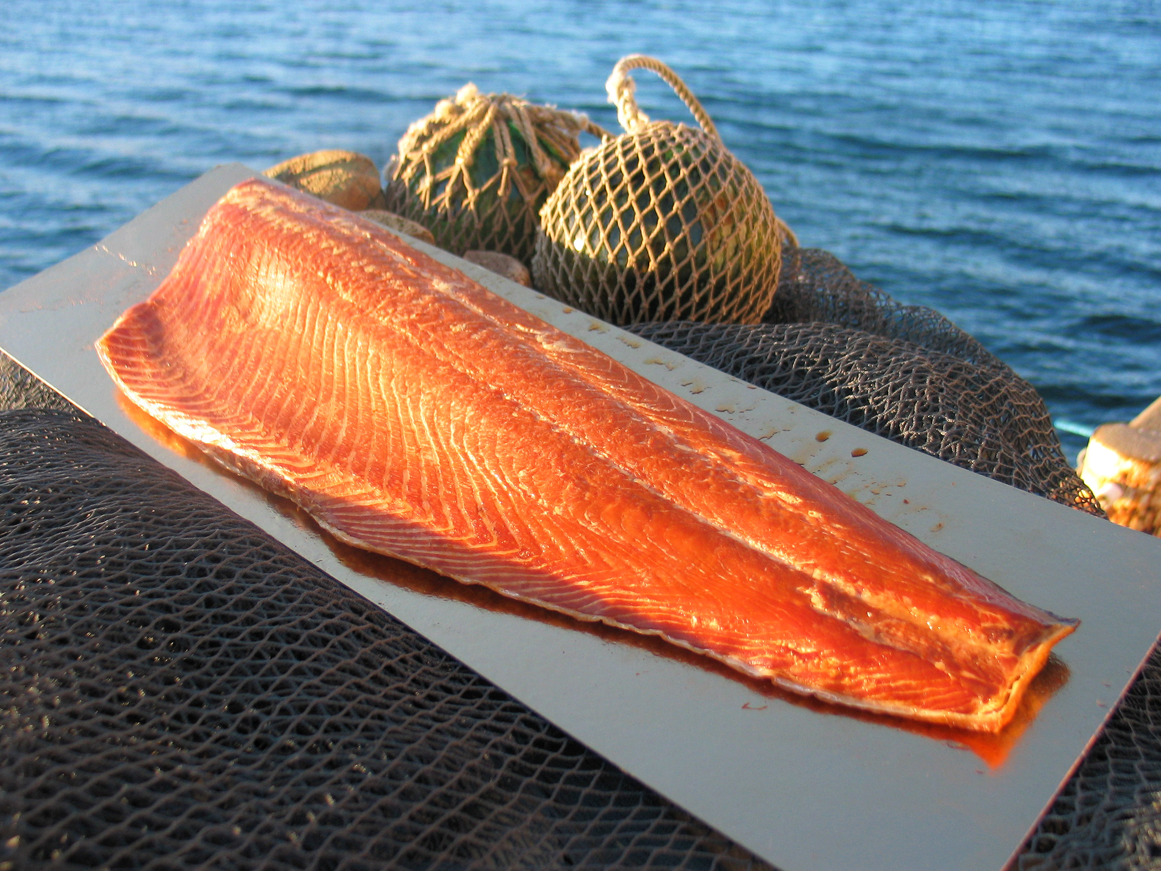 Varmrökt Laxfilé med Skinn C-trim