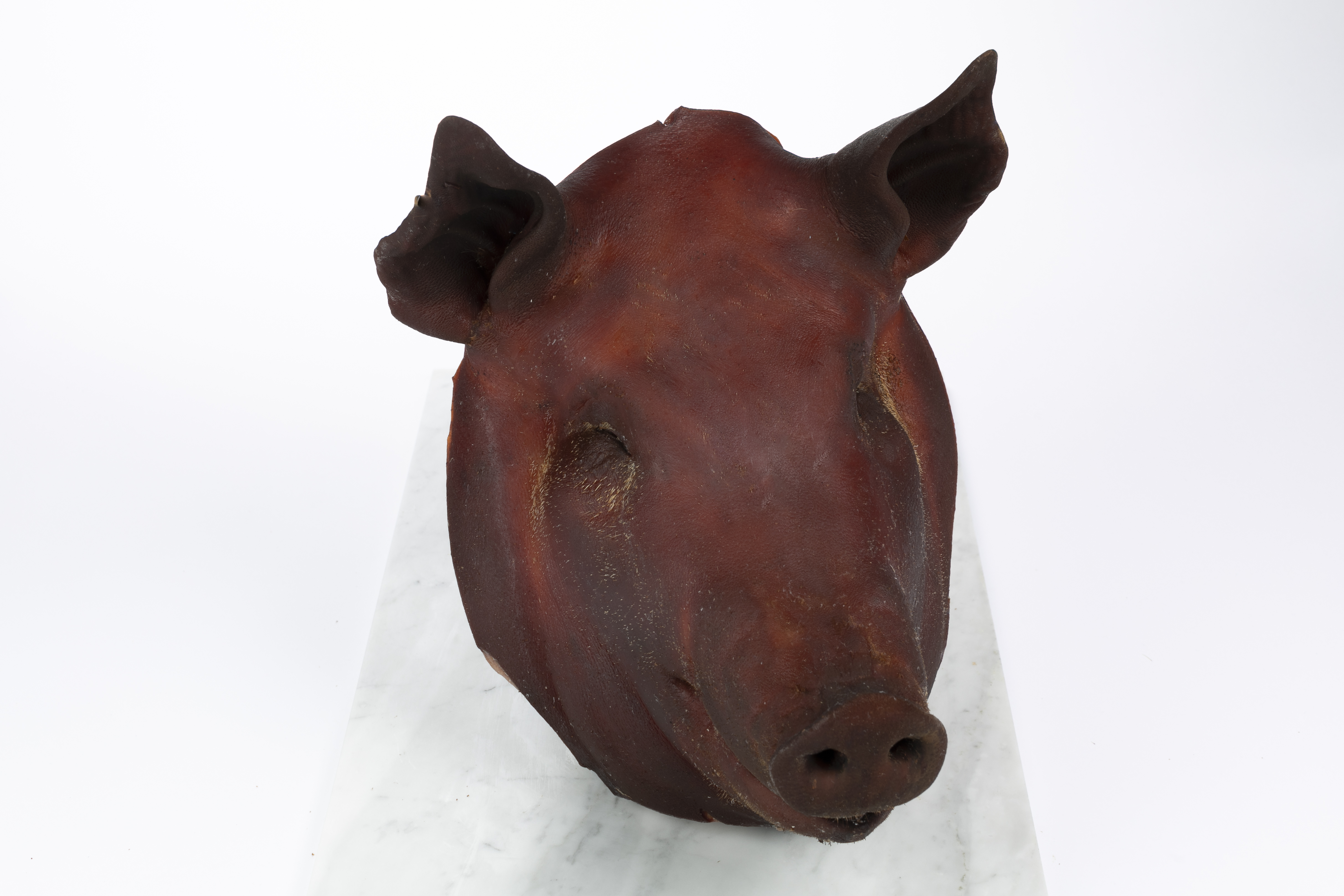 Rökt grishuvud för dekor. Skall ej förtäras.