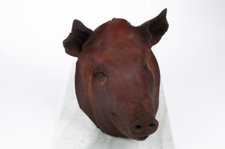 Rökt grishuvud för dekor. Skall ej förtäras.