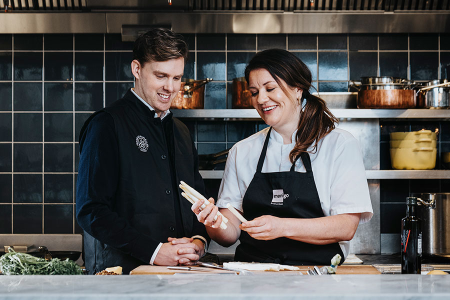 Menigos färskvaruspecialist Henrik Jildenäs tillsammans med Hanna Nordmark på restaurang K-märkt.