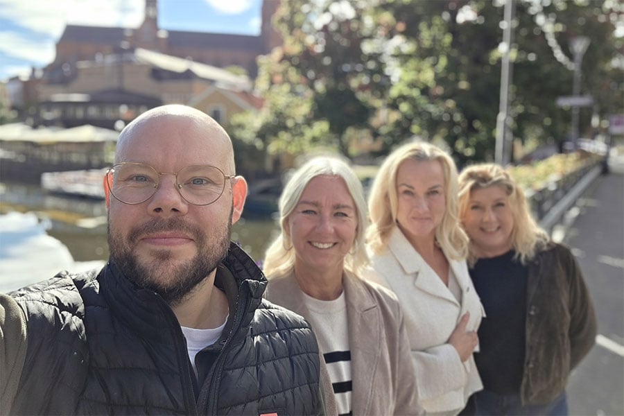 Menigos specialist tillsammans med kund på restaurang. 