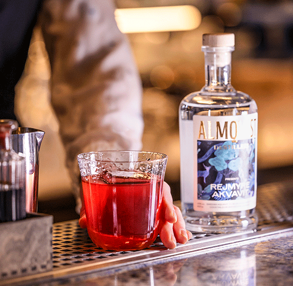 Cocktailrecept Sommarnegroni av Maria Hallhagen.