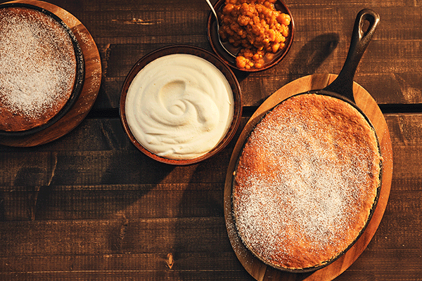 Mandelkaka med hjortron och vispad grädde. Recept av Tove Nilsson.