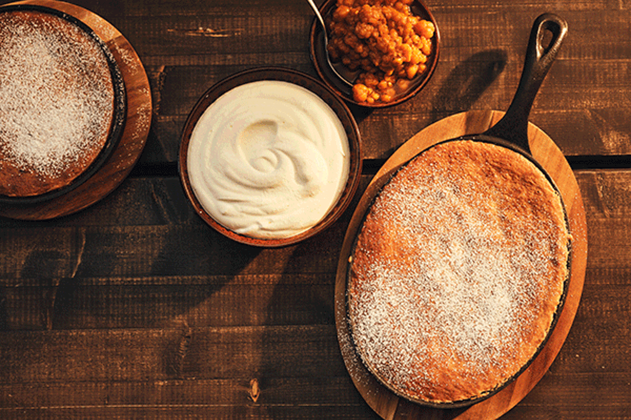 Mandelkaka med hjortron och vispad grädde. Recept av Tove Nilsson.