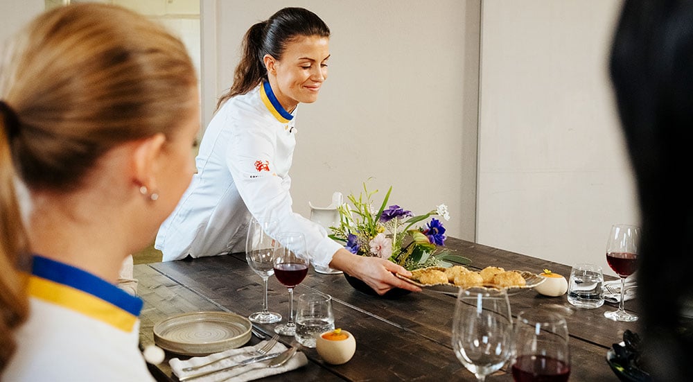 Under inspelningen av Menigos samtalsserie Länge leve måltiden serverade Ida Bauhn en vårmeny med bland annat musslor och anka.