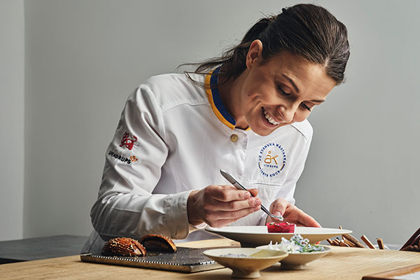 Ida Bauhn tillagar ett vaktelbröst  och en ros på rödbetor. 