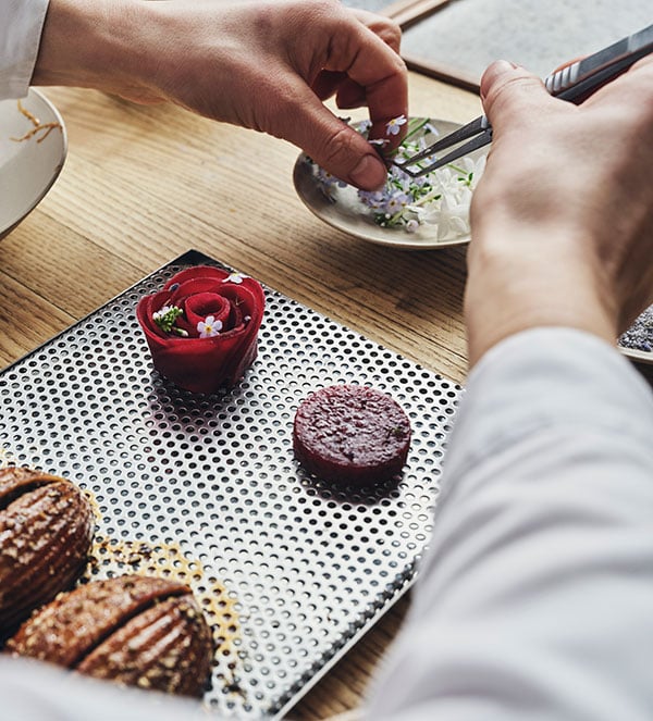 Ida Bauhn tillagar ett vaktelbröst och en ros på rödbetor.