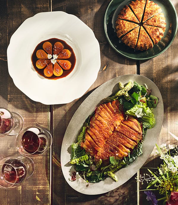 Emilia Björklund hjälper Ida Bauhn att preppa dagens meny. 