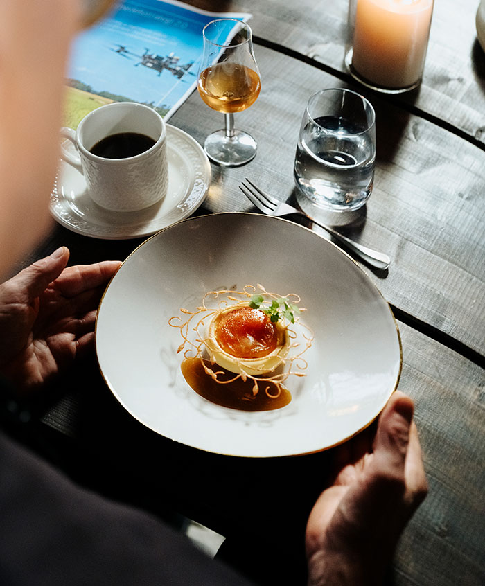 Ludwig Tjörnemo stod för menyn under inspelningen av Menigos samtalsserie Länge leve måltiden. Bild 1. Varmrätt - Färserad kyckling med kål och grillat äpple. Bild 3: Karamelliserat äpple med punsch och blodapelsin.   