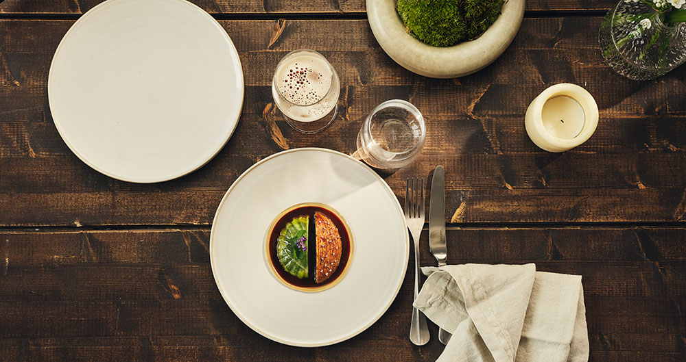 Ludwig Tjörnemo stod för menyn under inspelningen av Menigos samtalsserie Länge leve måltiden. Bild 1. Varmrätt - Färserad kyckling med kål och grillat äpple. Bild 3: Karamelliserat äpple med punsch och blodapelsin.   