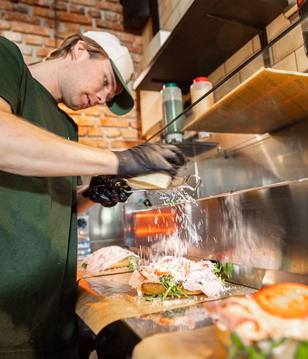 På menyn hos Mackbaren finns välkomponerade mackor inspirerade av smaker från hela världen.
