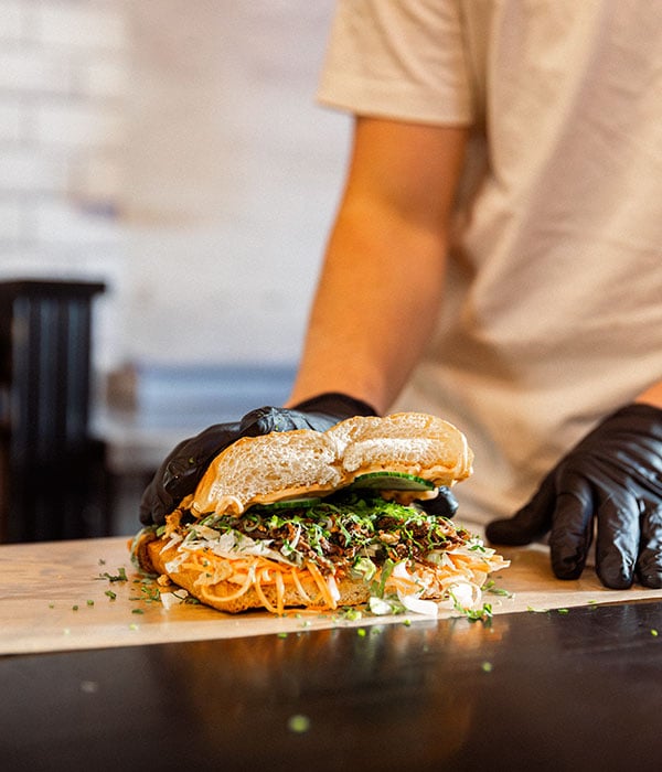 På menyn hos Mackbaren finns välkomponerade mackor inspirerade av smaker från hela världen.