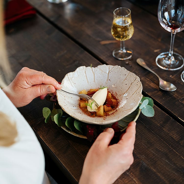Dessert signerad Florencia Abella. Koleldat Ingrid Marie-äpple, enrisglass och karamell.
