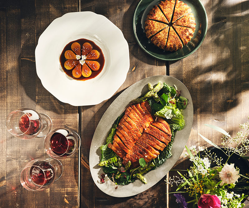 Anka 5 spice med glaserad gulbeta och grillad grön sparris och savojkål, av Ida Bauhn.