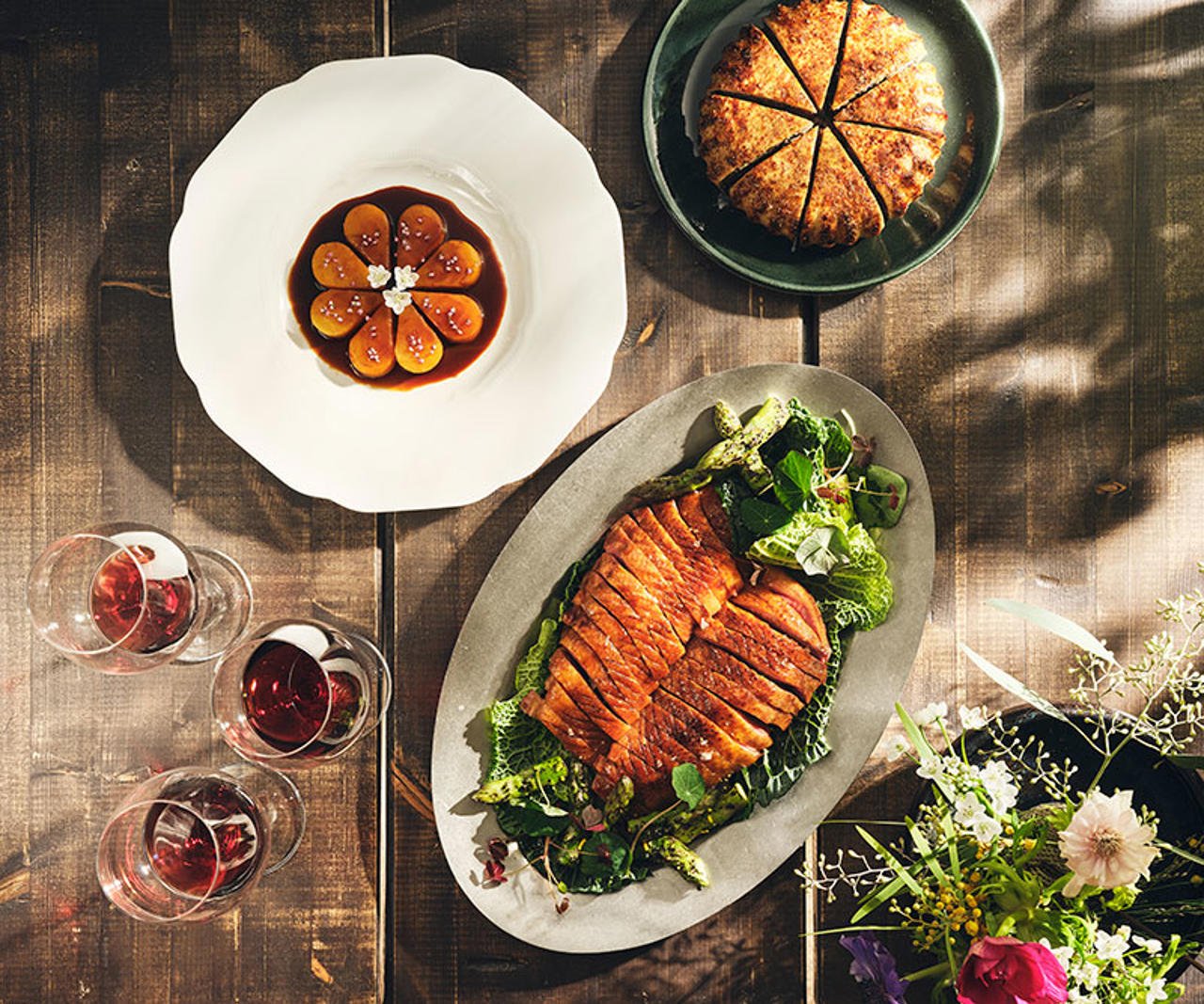 Anka 5 spice med glaserad gulbeta och grillad grön sparris och savojkål, av Ida Bauhn.