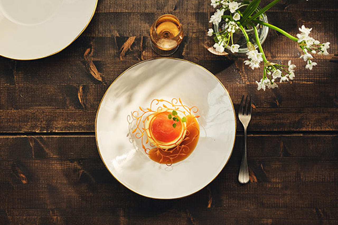 Karamelliserat äpple med punsch och blodapelsin. Recept av Ludwig Tjörnemo.