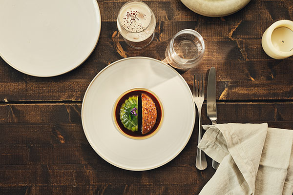 Färserad kyckling med kål och grillat äpple. Recept av Ludwig Tjörnemo.