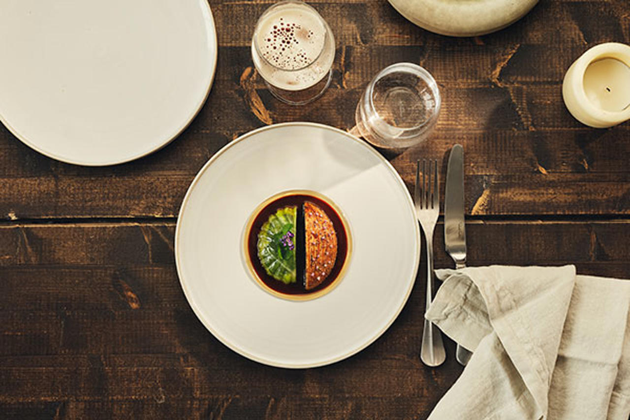 Färserad kyckling med kål och grillat äpple. Recept av Ludwig Tjörnemo.