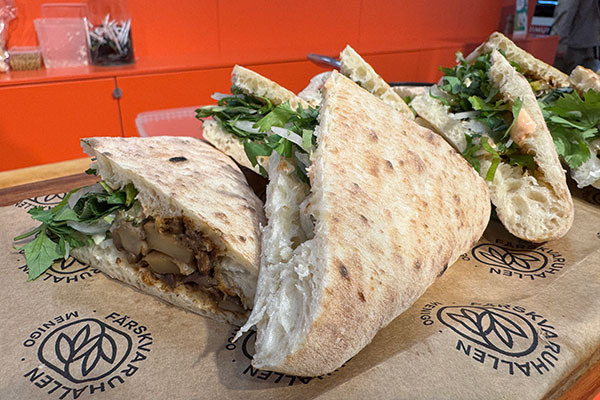 ”Shawarma”-svamp, harissa, yoghurt, saltad citron och isad silverlök.