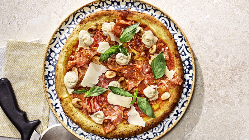 Pizza salami, vispad ricotta och saltstekta mandlar