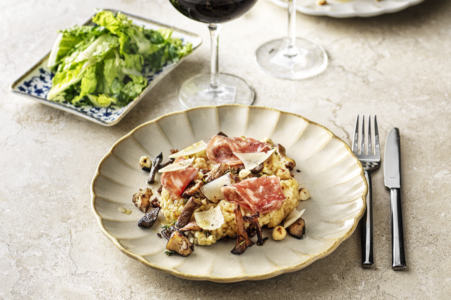 Stekt krämigt ris med bakad svamp, krispig sallad och salame finocchiona