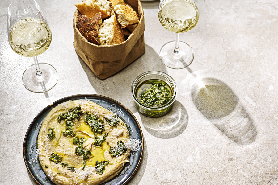 Vit böncrème med grov salsa verde, rostad ciabatta och riven parmesan
