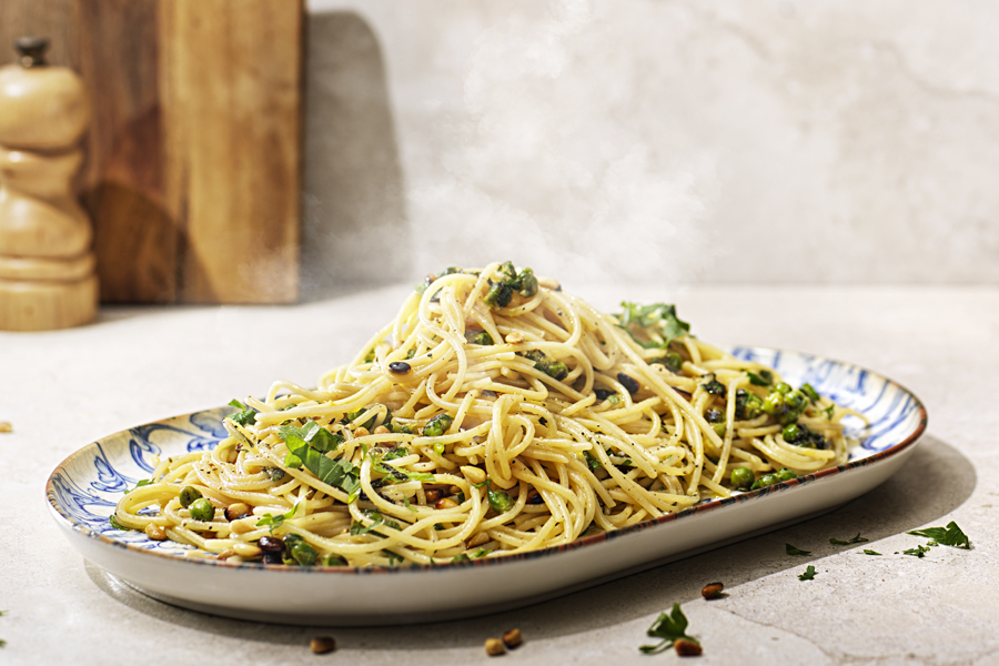 Spaghetti med sotade ärtor, mynta, persilja och citron