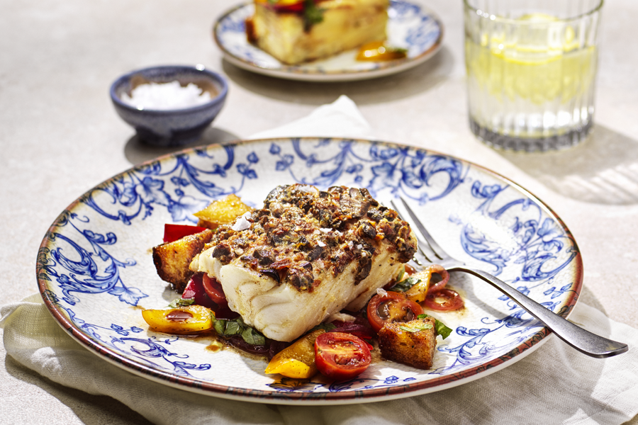 Oliv- och tomatbakad torsk med panzanella frittata