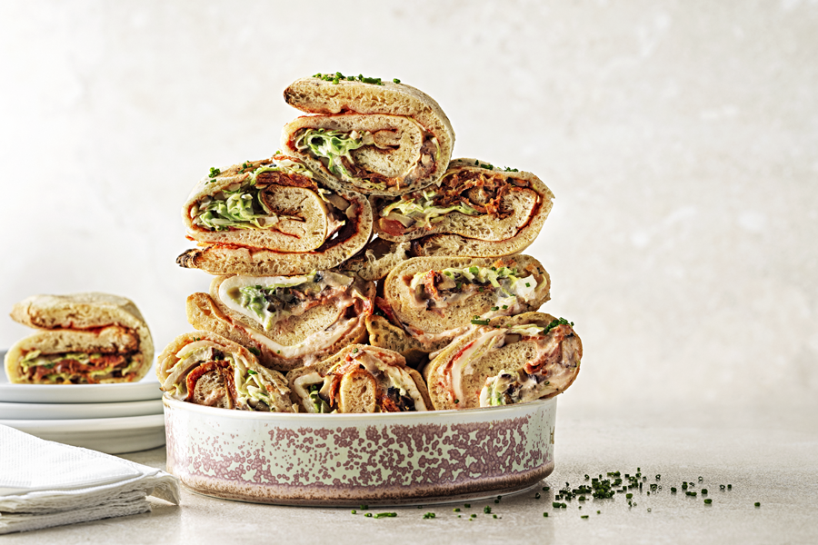 Pizzarolls med bakad portobello, lufttorkad chorizosalami och spetskåls-Caesar