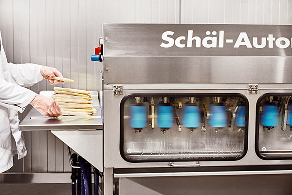 Menigos sparrisskalare är igång under säsong och skalar den vita sparrisen.