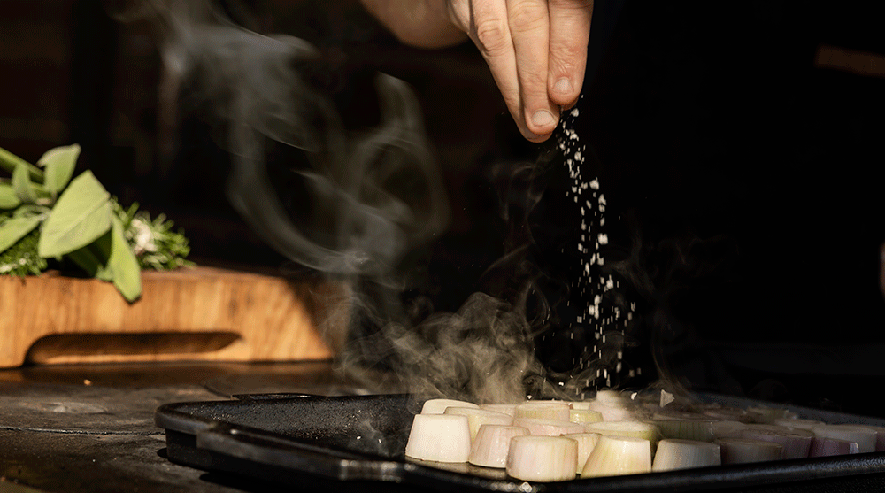 Luqaz Ottosson älskar att utveckla sin meny utifrån lokalproducerade råvaror.