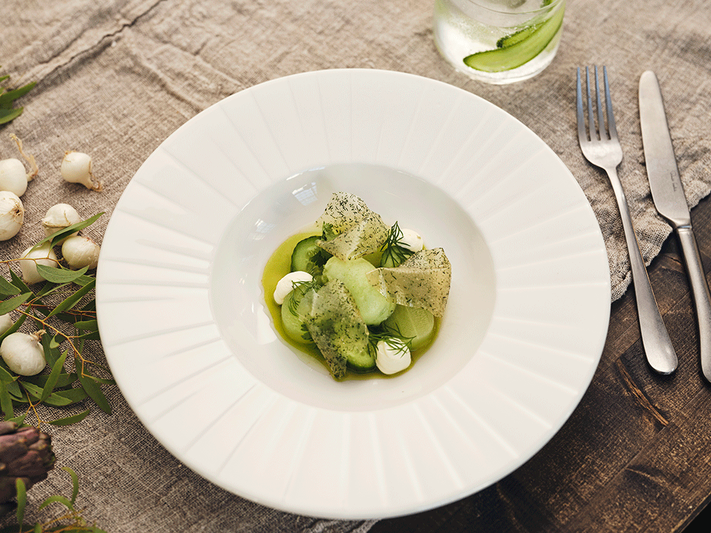 Gotländsk gurka med syrad grädde, dill och krispig jordärtskocka. Recept av Luqaz Ottosson. 