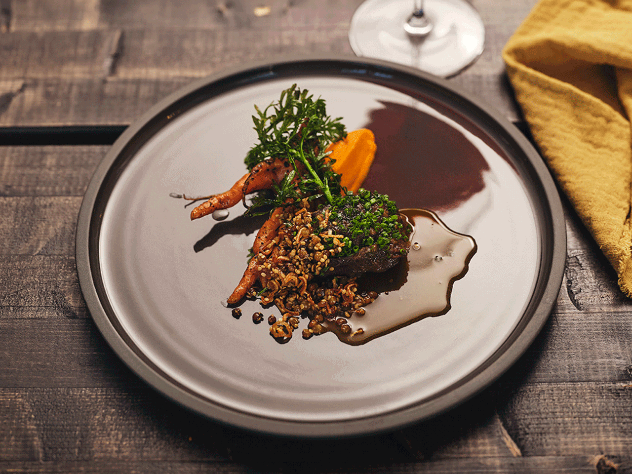 Griskind med morötter från Tjeldervik Gård och friterad kranskrage. Recept av Luqaz Ottosson.