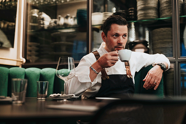 Stjärnkocken Danyel Couet med en kaffekopp i handen. 