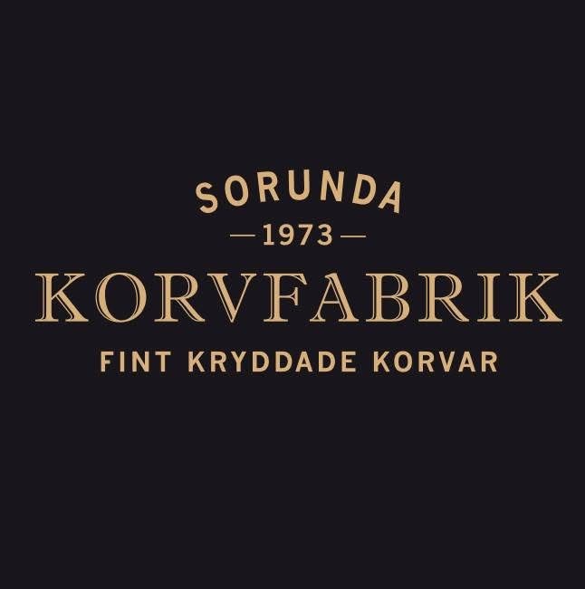 Bild på logotype för sorunda korvfabrik, svart med guldtext