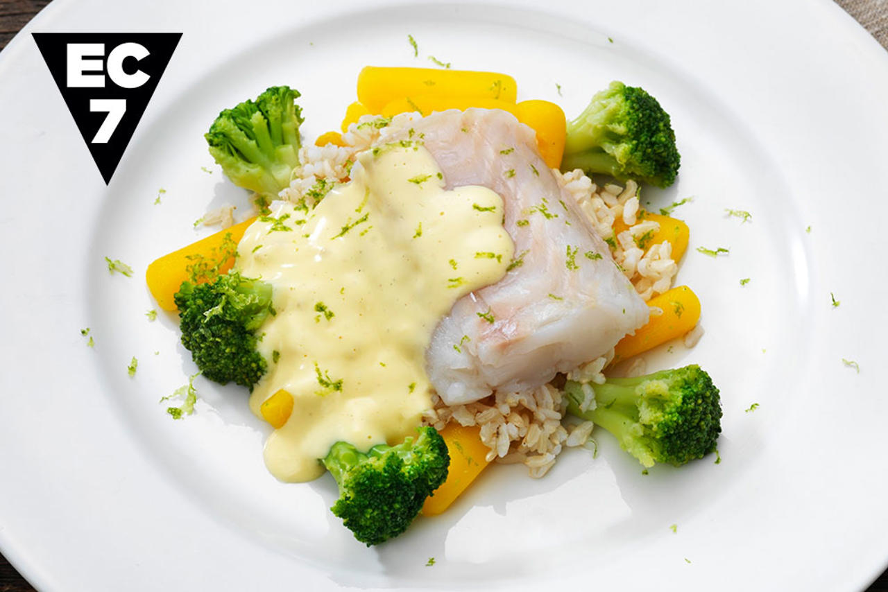 tallrik med tillagad fisk och broccoli