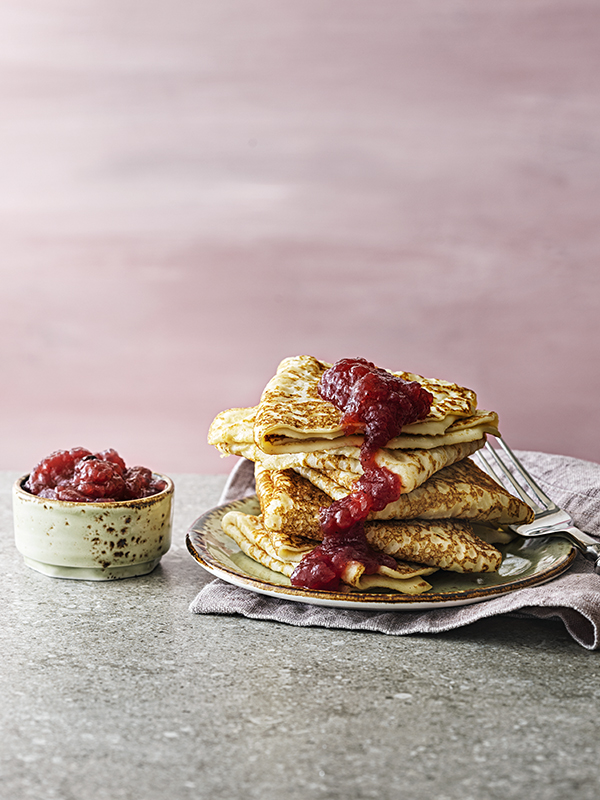 pannkakor på tallrik och en skål med sylt