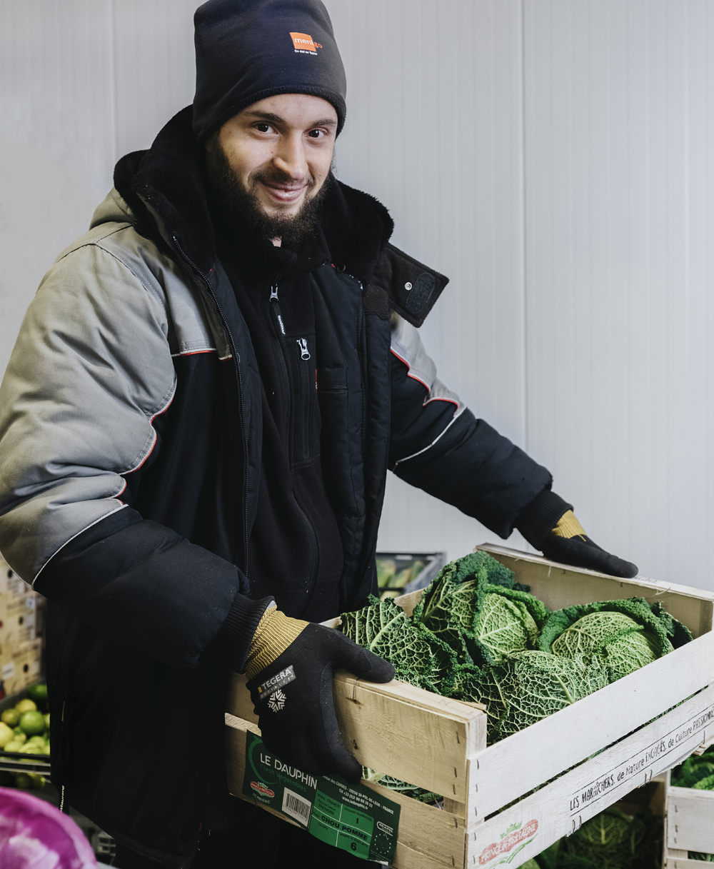 I Färskvaruhallen Menigos produktionsenhet i Årsta förädlas och preppas över 120 olika typer av råvaror varje dag.