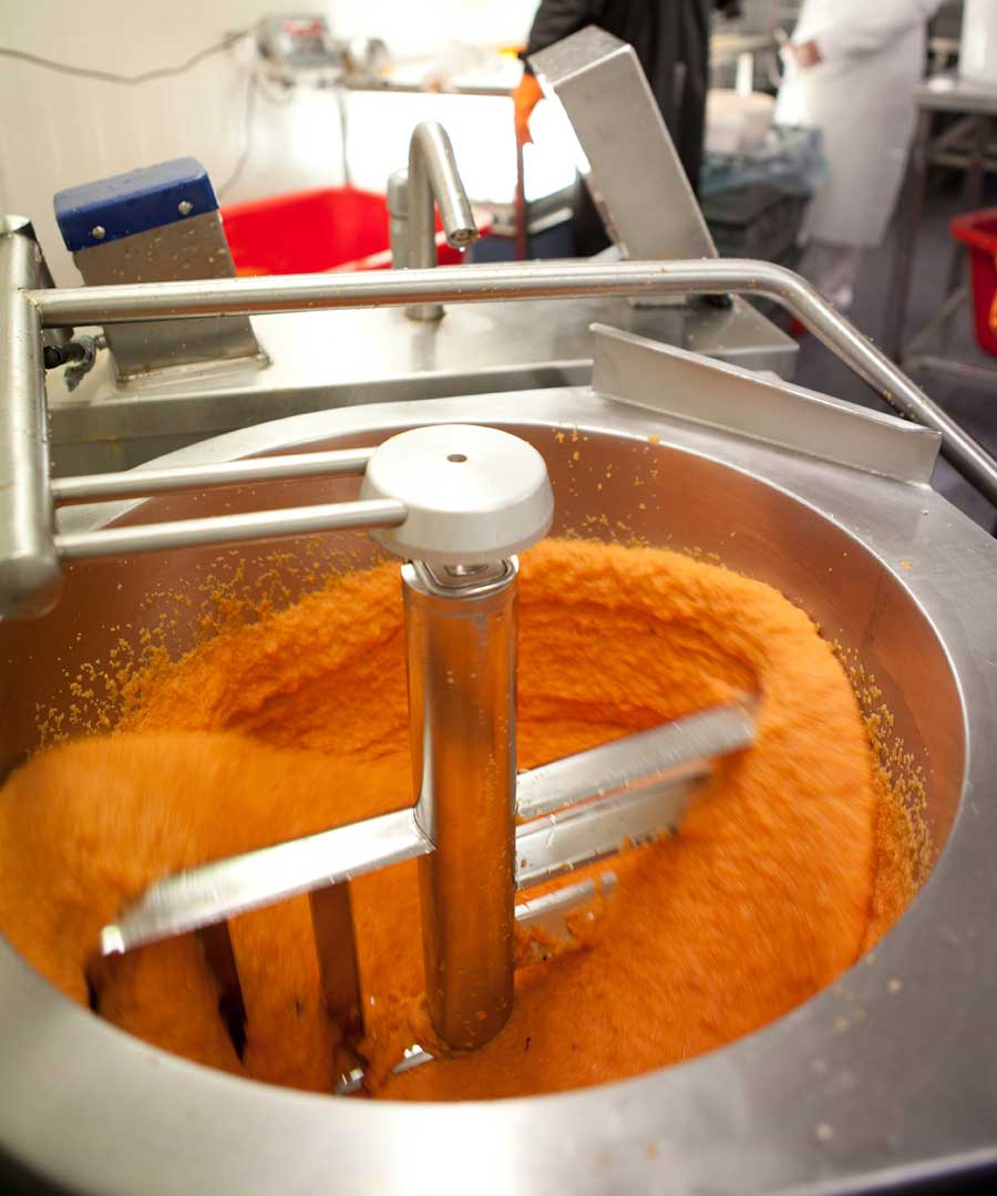 Bild 1. Fisken sorteras. Bild 2. Romsäckarna kläms ut för hand. Bild 3. Rommen sköljs.