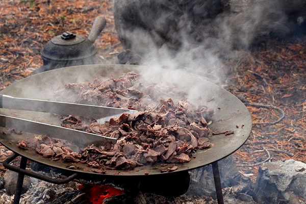 Renkött tillagas över öppen eld. 
