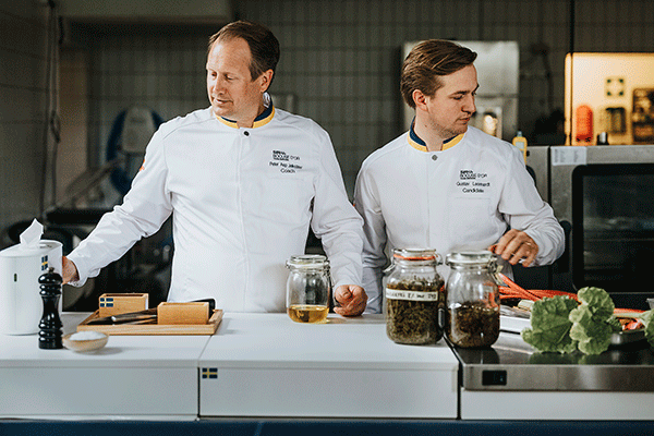 Bocuse d´Or 2025. Gustav Leonhardt och coach Peter Asp Jelksäter. 