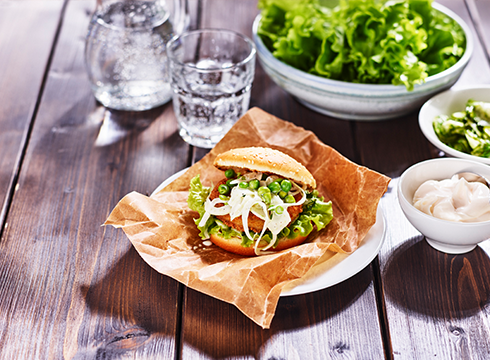 Glutenfri fiskburgare med fänkålsmajonnäs och gurksallad