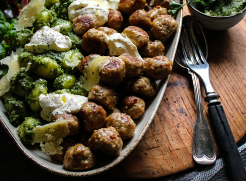 Gnocchi med miniköttbullar och persiljepesto [HK Scan]