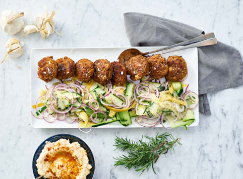 Grekisk färsbiff med zucchinin, rödlök och fetaostcrème