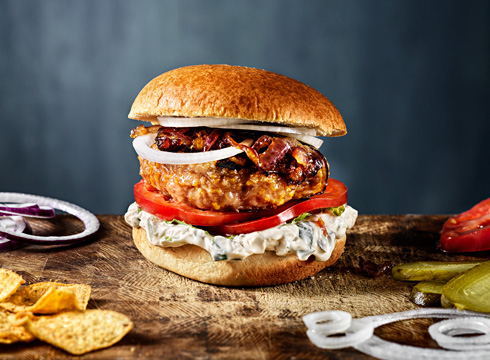 Grillad kycklingburgare med karamelliserad lök och tortillachips [Kronfågel]