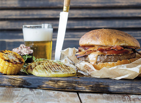 Hamburgare högrev bringa med grillade potatisskivor och majs [Atria]