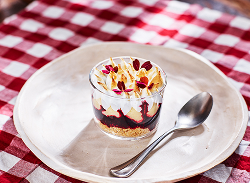 Italiensk maräng på överbliven äggvita med lemoncurd, rostad havre och kompott på blåbär 